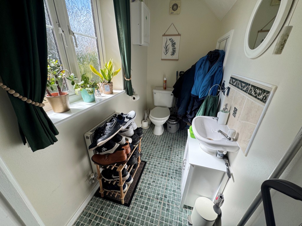 Lot: 164 - MODERN DETACHED THREE-BEDROOM HOUSE - A FREEHOLD RESIDENTIAL INVESTMENT - Cloakroom/W.C.